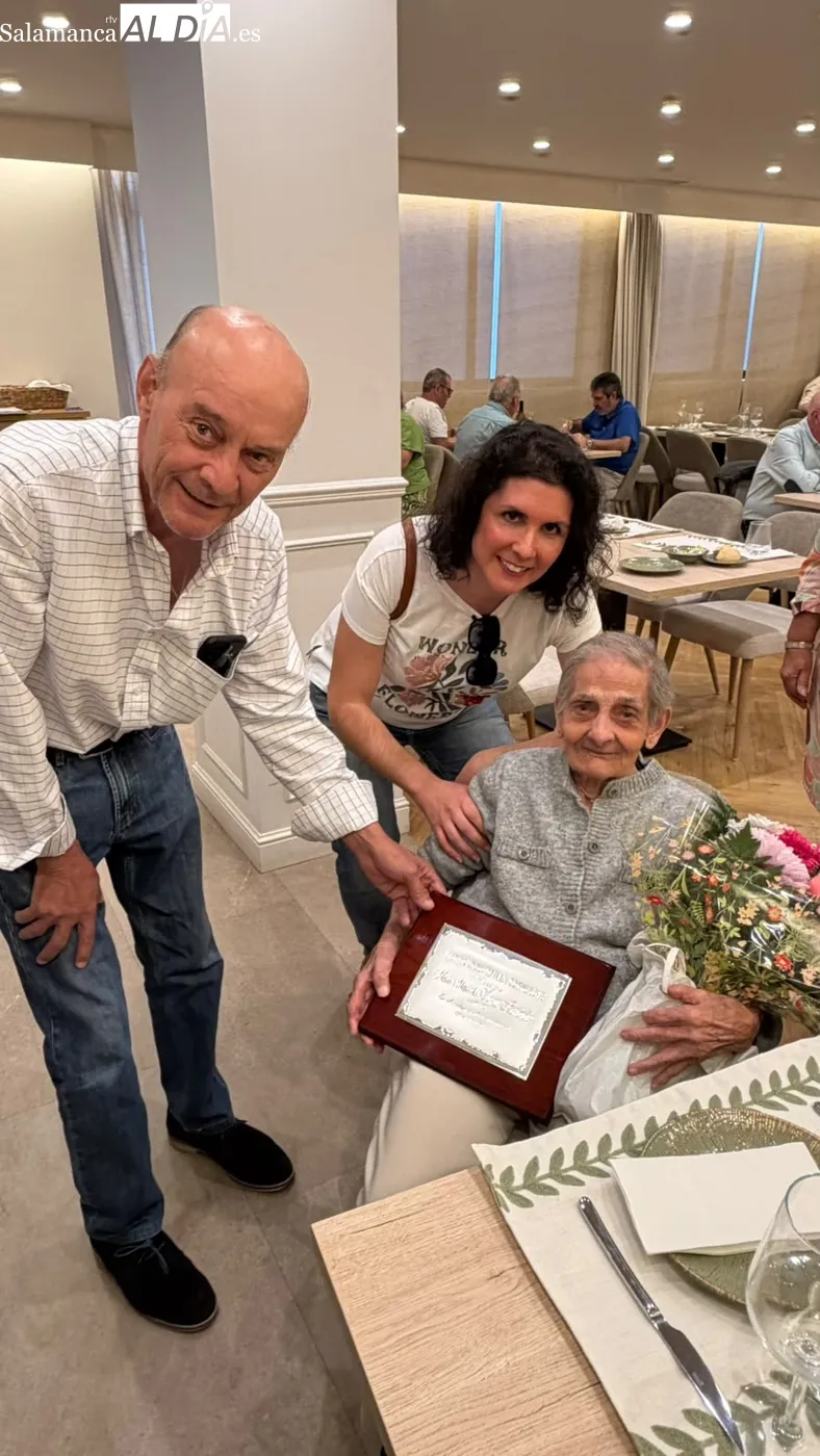 La alcaldesa Sonia Hernández y el concejal Fernando de Arcos le entregaron una placa y un ramo de flores