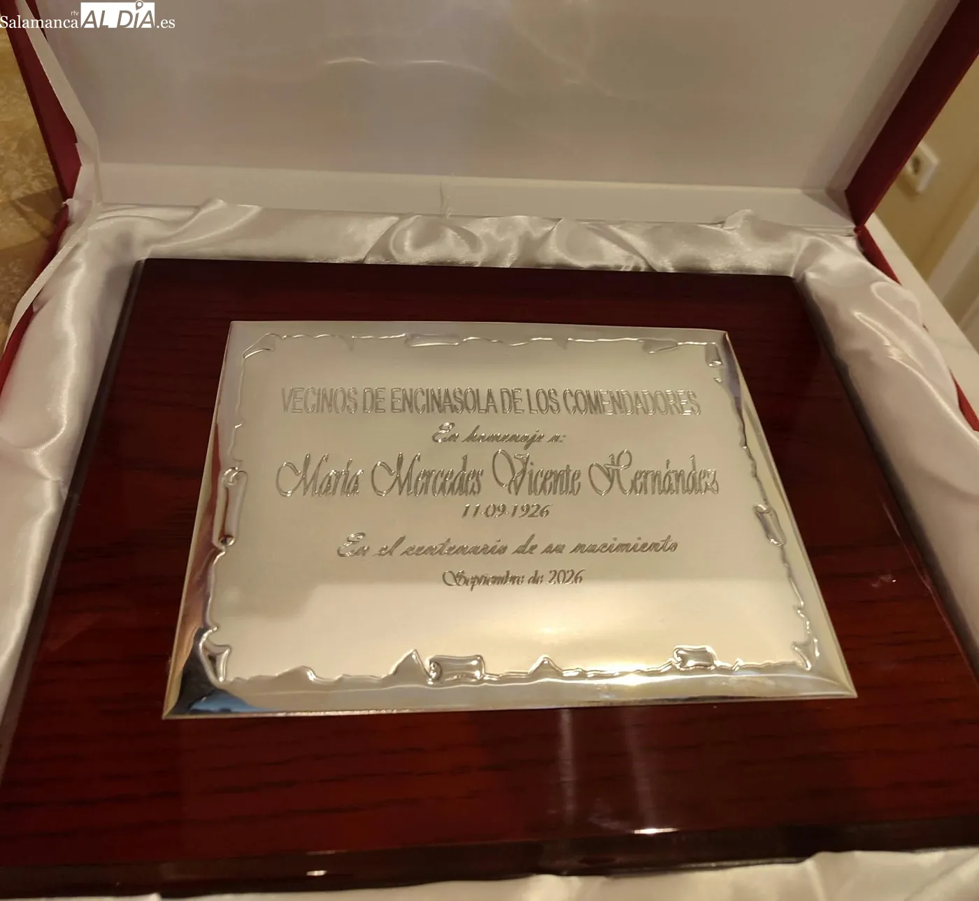 Placa de los vecinos de Encinasola de los Comendadores a María Mercedes Vicente Hernández