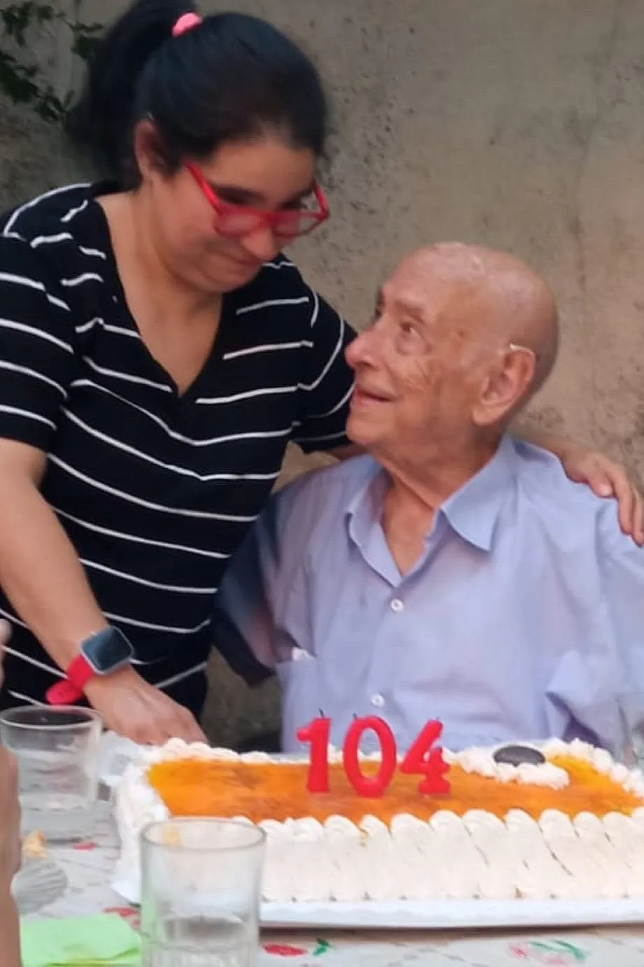 Miguel Benito Manzanas con su nieta natalia