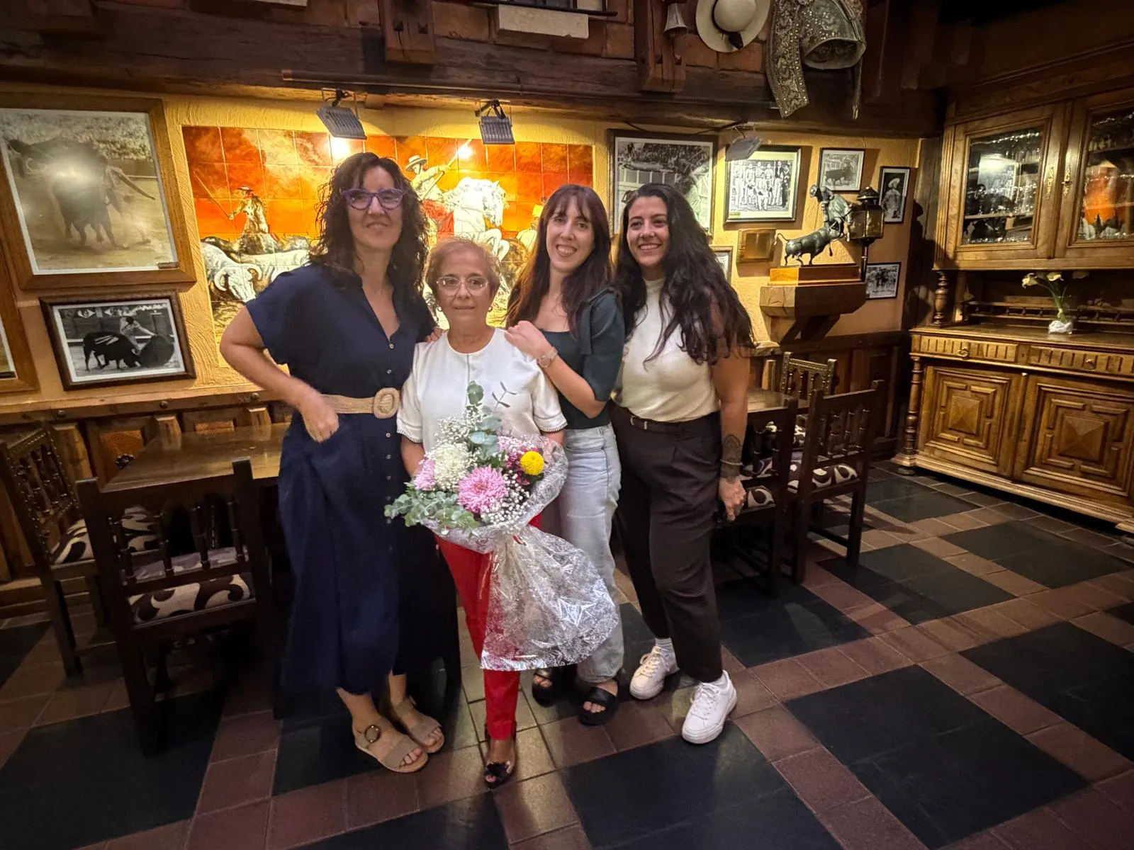 Compañeras de Maribel en la comida de despedida