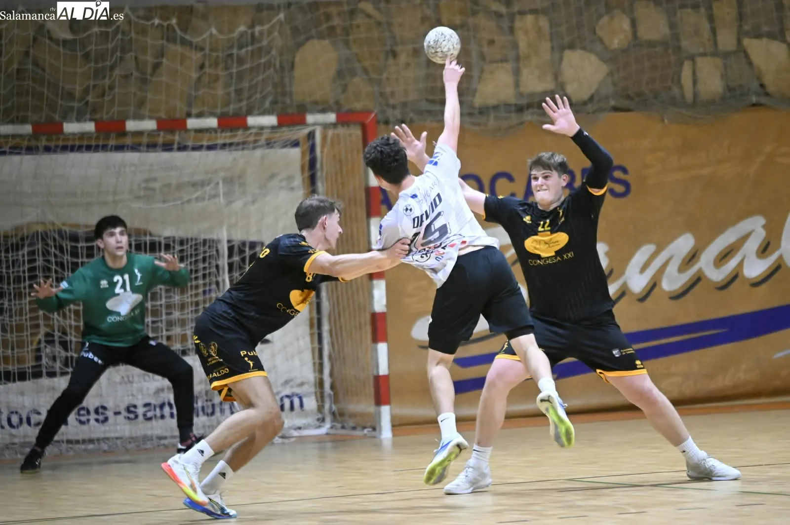FOTOS | Otra abultada derrota del BM Salamanca (20-37)