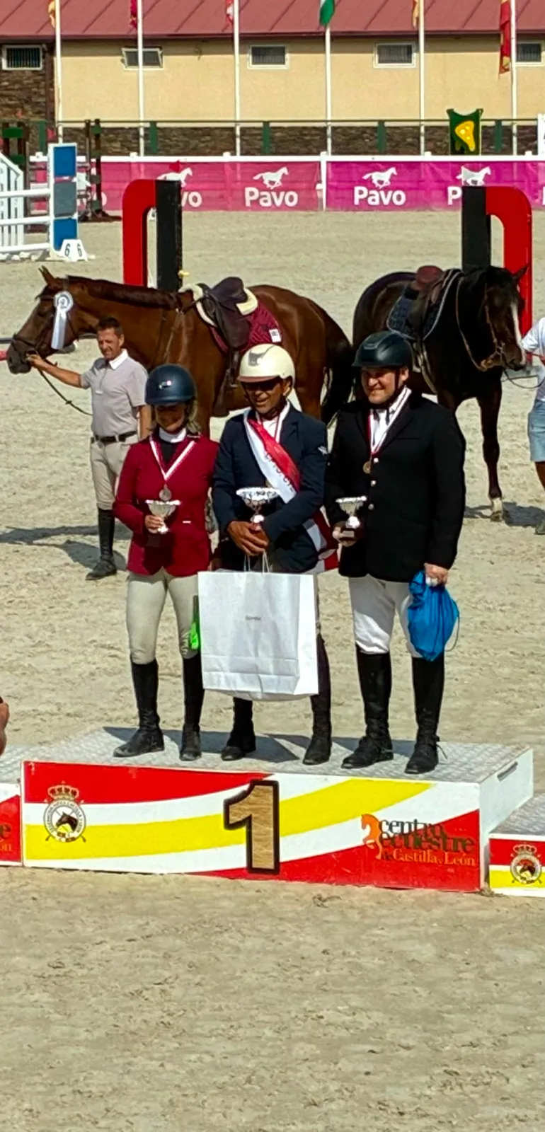 Santiago Cambronero y Sinatra del Amor recogiendo el premio de campeones de su categoría en Segovia