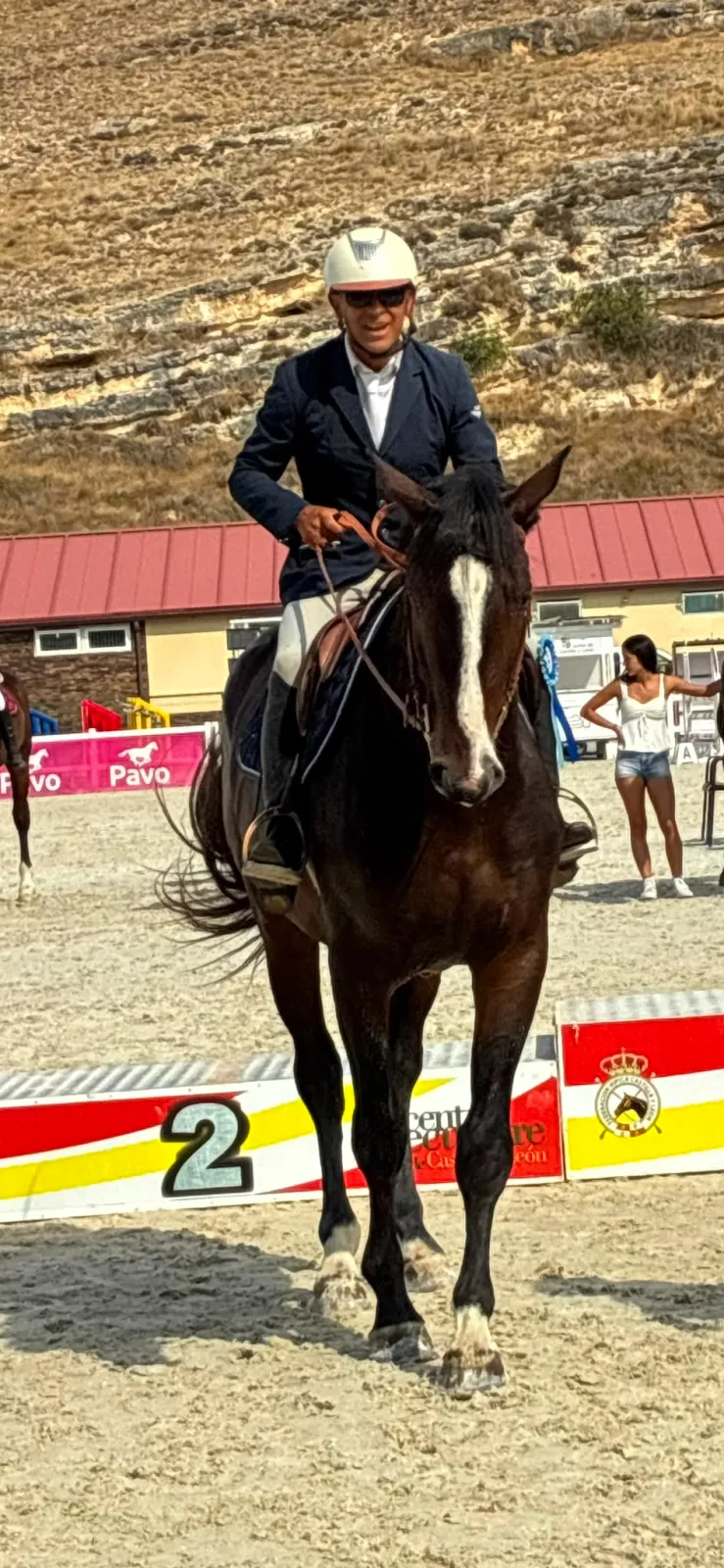 Santiago Cambronero y Sinatra del Amor recogiendo el premio de campeones de su categoría en Segovia