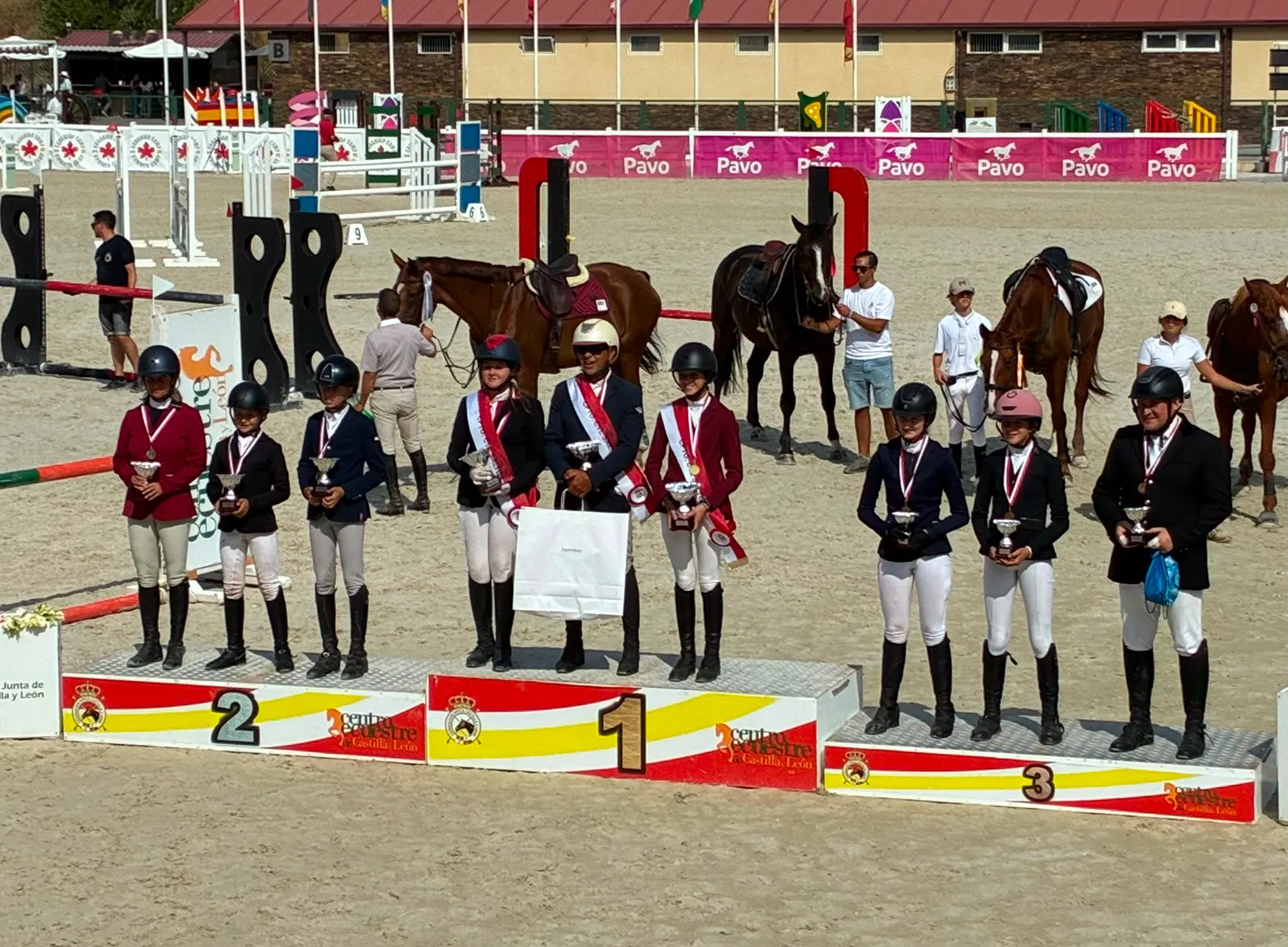 Santiago Cambronero y Sinatra del Amor recogiendo el premio de campeones de su categoría en Segovia