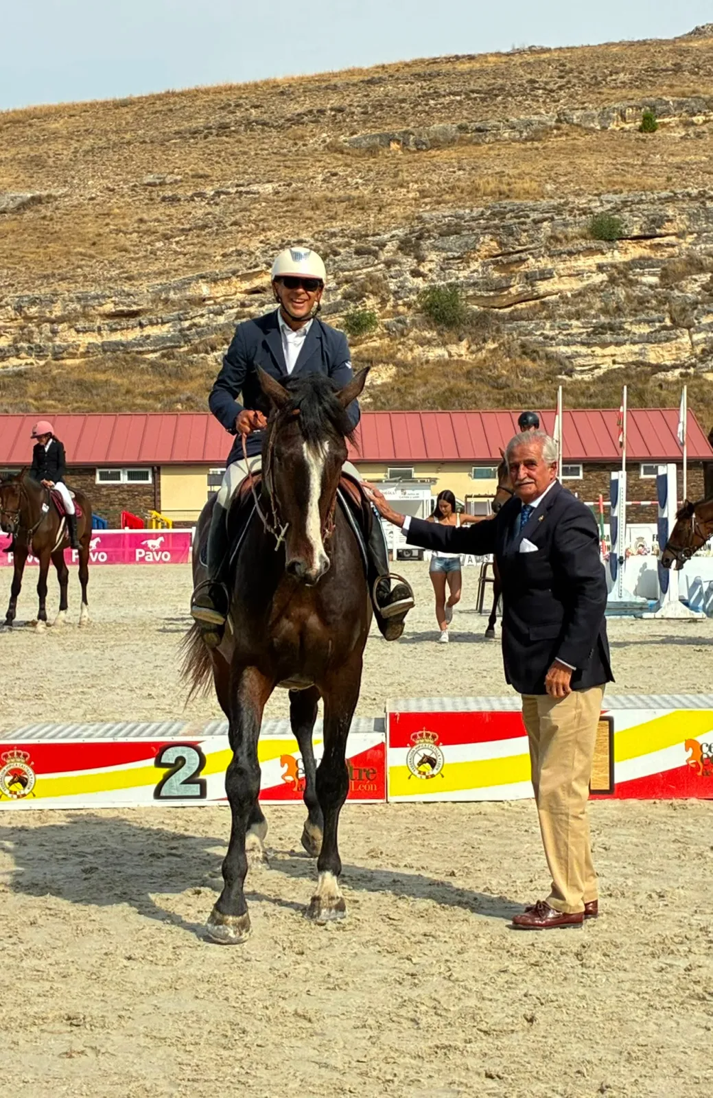 Santiago Cambronero y Sinatra del Amor recogiendo el premio de campeones de su categoría en Segovia