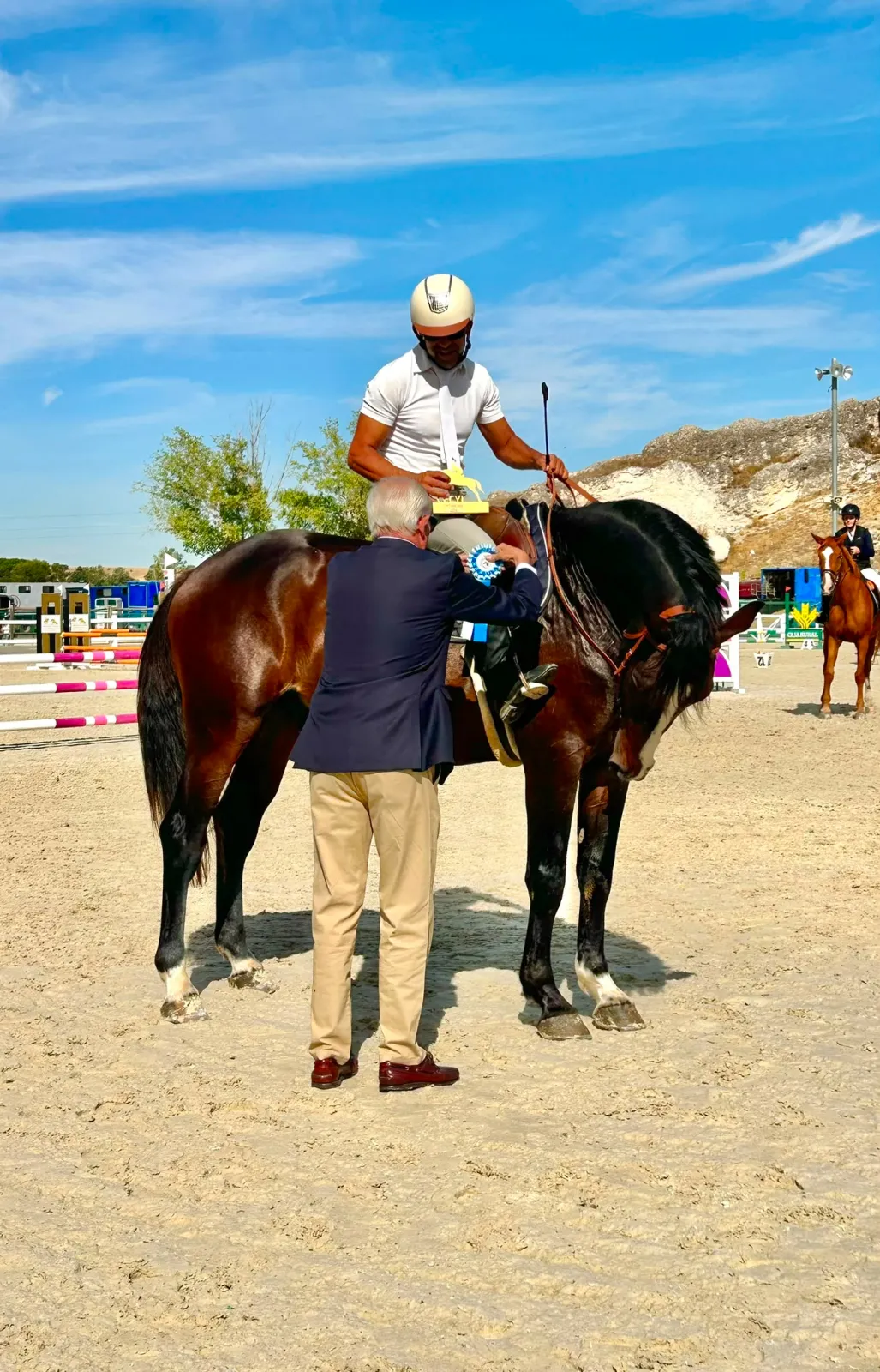 Santiago Cambronero y Sinatra del Amor recogiendo el premio de campeones de su categoría en Segovia