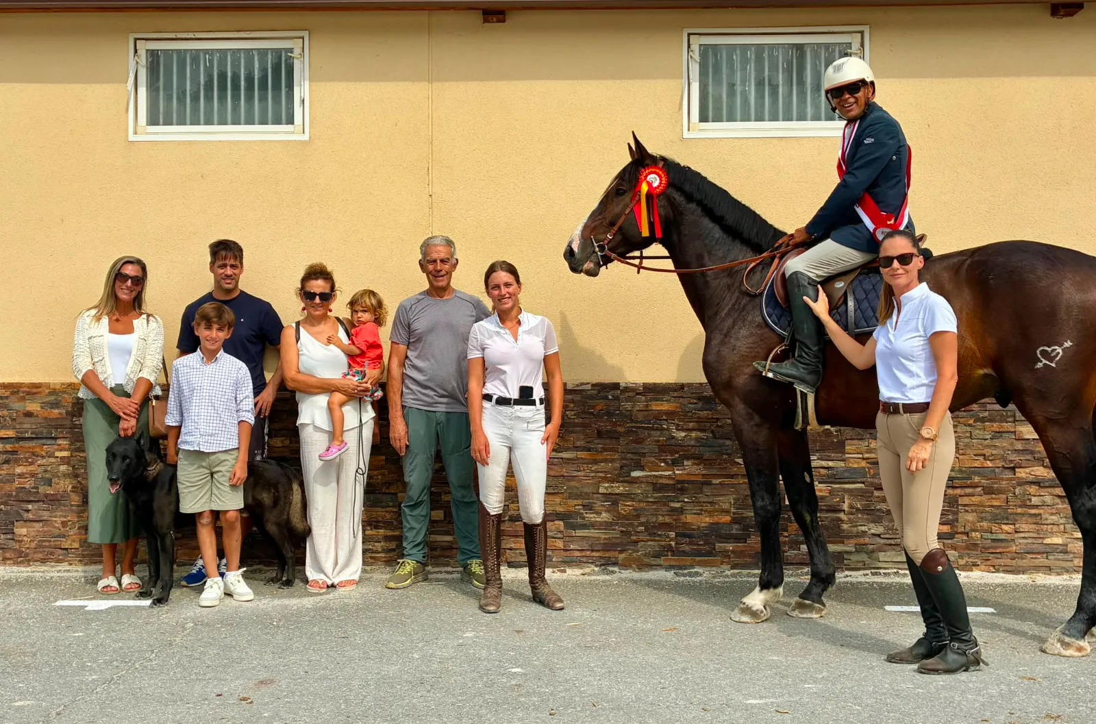 Santiago Cambronero y Sinatra del Amor recogiendo el premio de campeones de su categoría en Segovia