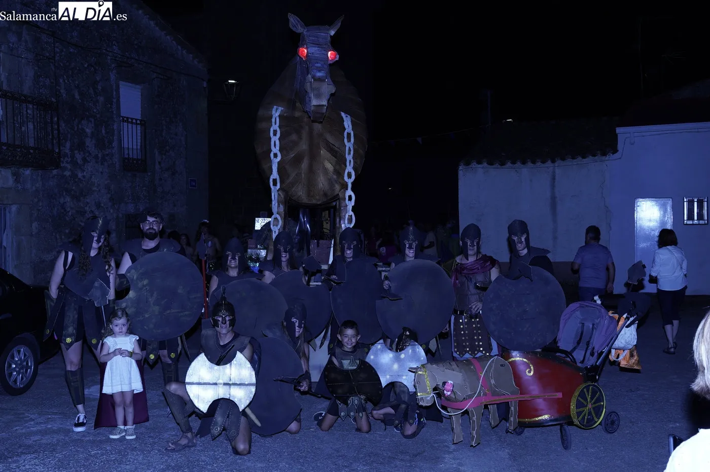 Las peñas lo dan todo en el desfile de carrozas de las fiestas de Pereña de la Ribera