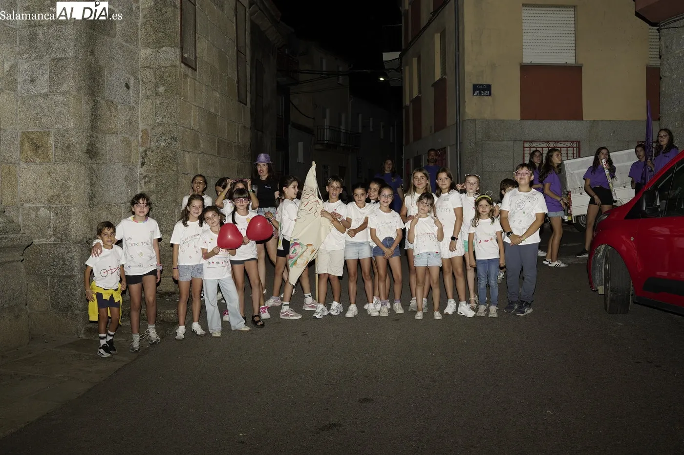 Las peñas marcan el comienzo de las fiestas de Mieza / REP. GRÁFICO: LUIS MIGUEL CONDE