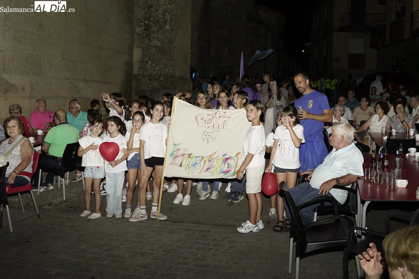 Las peñas marcan el comienzo de las fiestas de Mieza / REP. GRÁFICO: LUIS MIGUEL CONDE