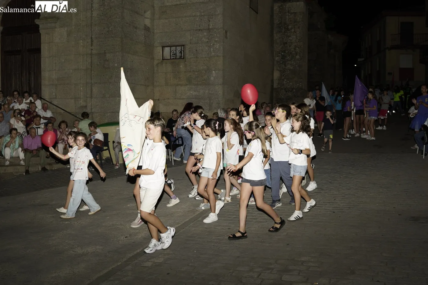 Las peñas marcan el comienzo de las fiestas de Mieza / REP. GRÁFICO: LUIS MIGUEL CONDE