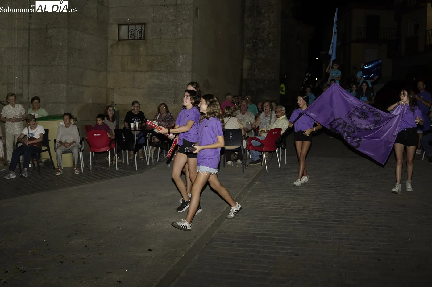Las peñas marcan el comienzo de las fiestas de Mieza / REP. GRÁFICO: LUIS MIGUEL CONDE