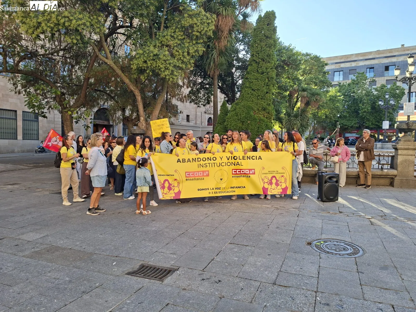 Concentración de las educadoras del primer nivel de Educación Infantil en la plaza de Los Bandos de Salamanca. Fotos: R.M.G.