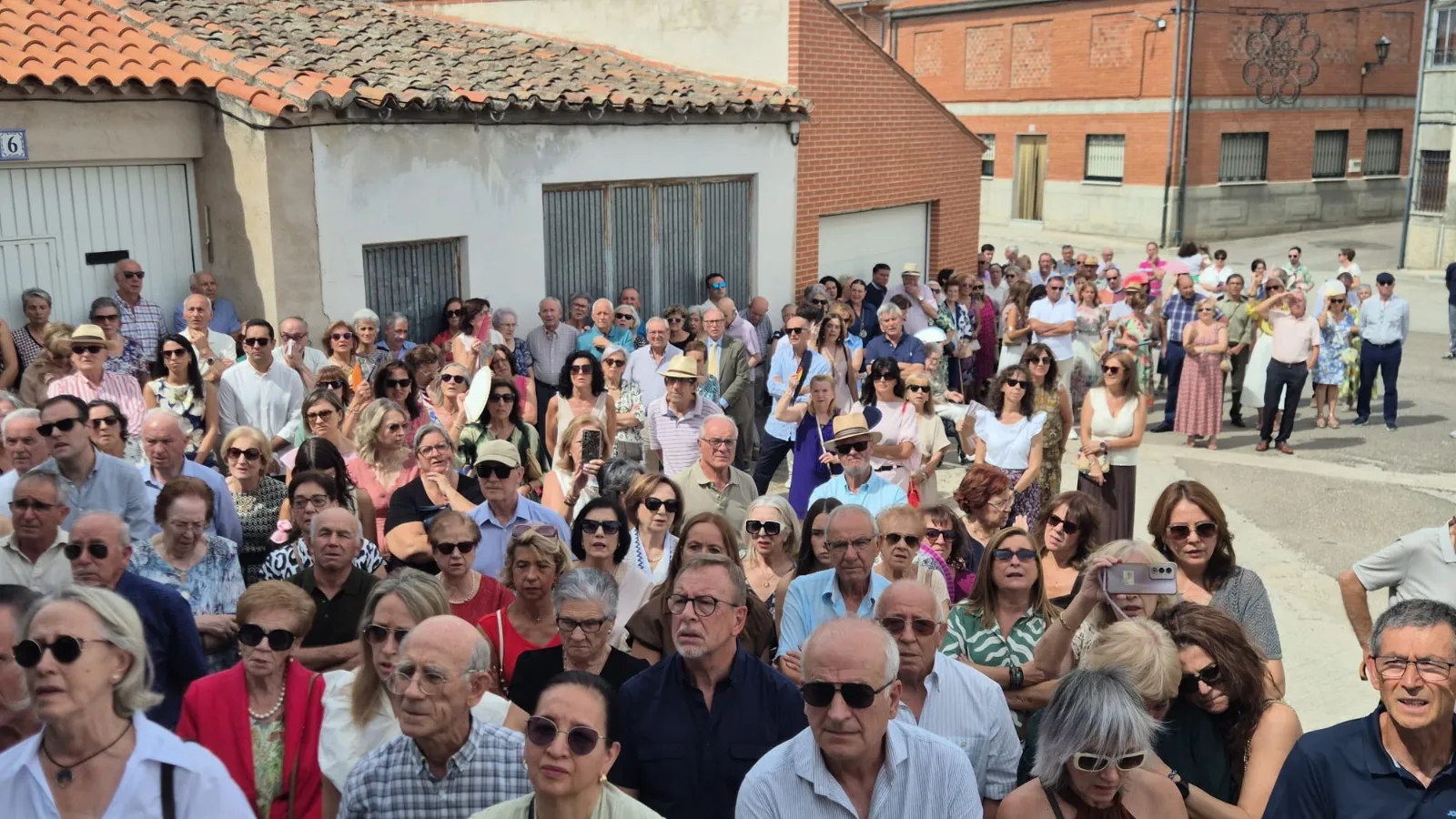 Foto 3 - La devoci&oacute;n por la Virgen de la Encina llena las calles de Macotera
