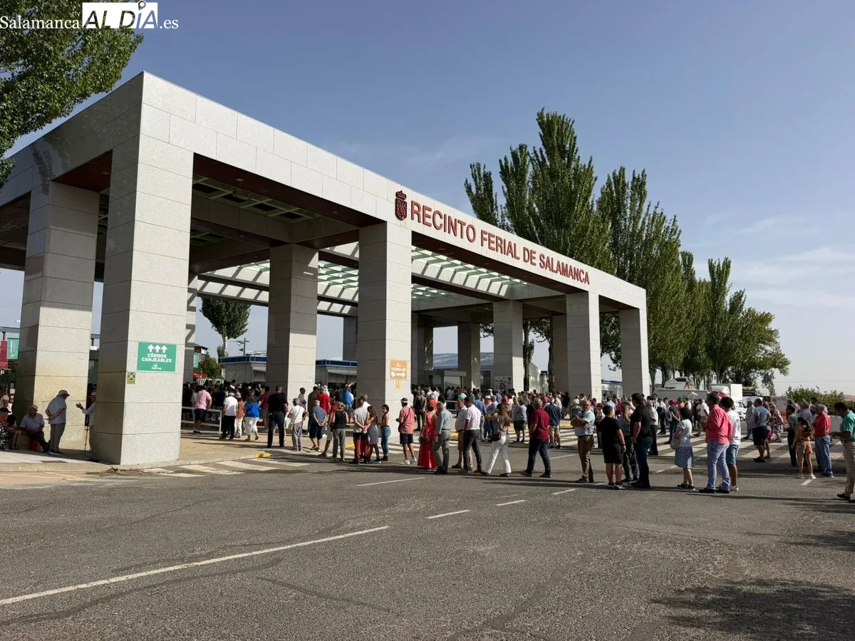 Largas colas en el Recinto Ferial esta mañana para acceder a Salamaq 2026. Foto de Vanesa Martins