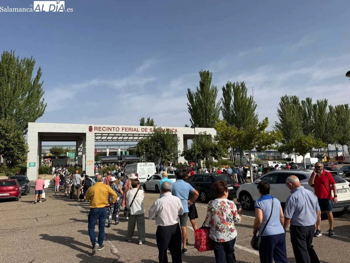 Largas colas en el Recinto Ferial esta mañana para acceder a Salamaq 2026. Foto de Vanesa Martins