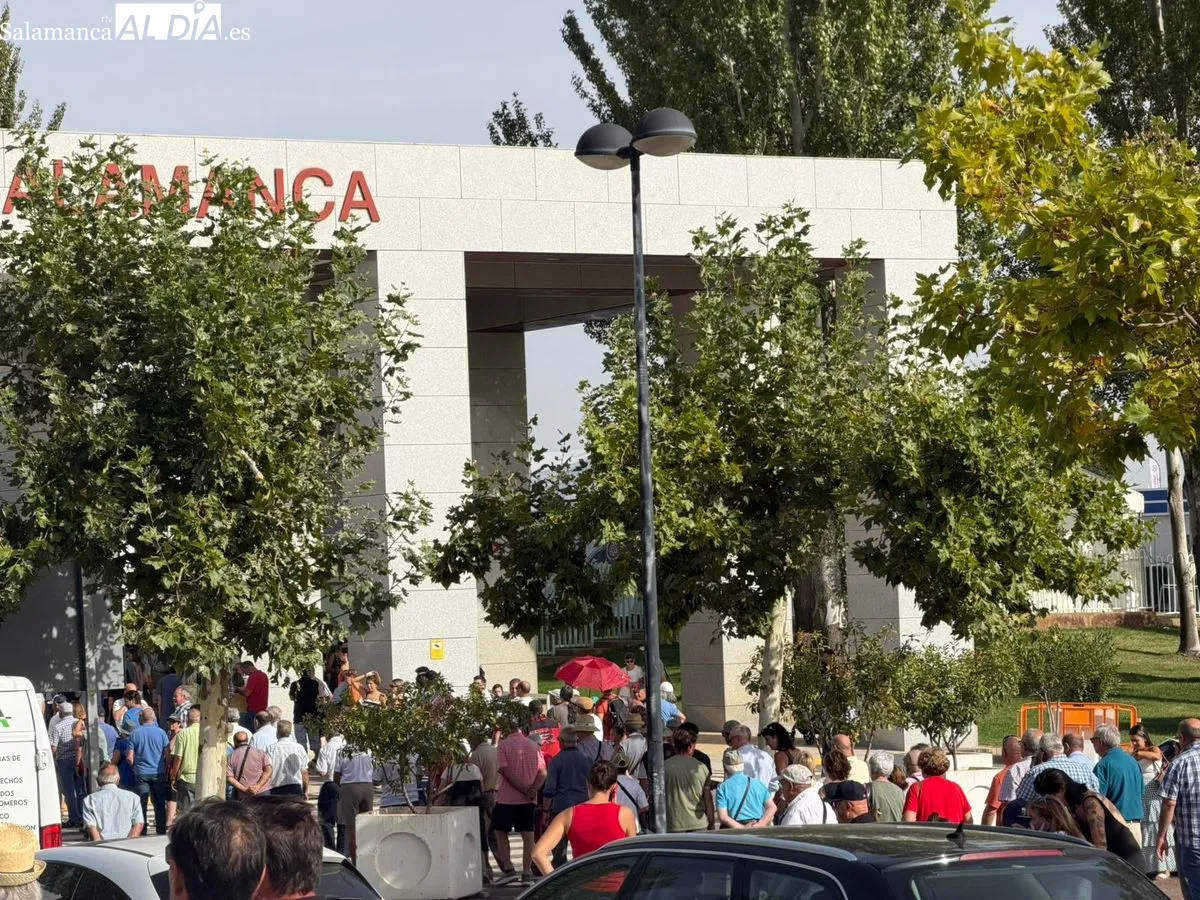 Largas colas en el Recinto Ferial esta mañana para acceder a Salamaq 2026. Foto de Vanesa Martins
