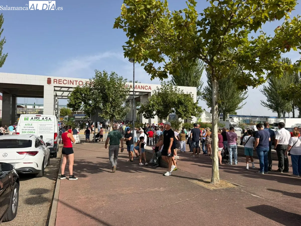 Largas colas en el Recinto Ferial esta mañana para acceder a Salamaq 2026. Foto de Vanesa Martins