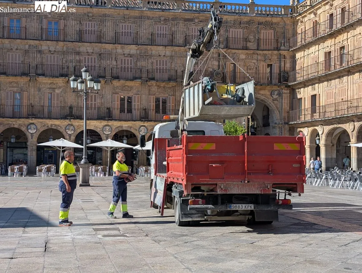 El Ayuntamiento de Salamanca inicia los trabajos de desmontaje y retirada de los bancos de la Plaza Mayor. Foto de David Sañudo