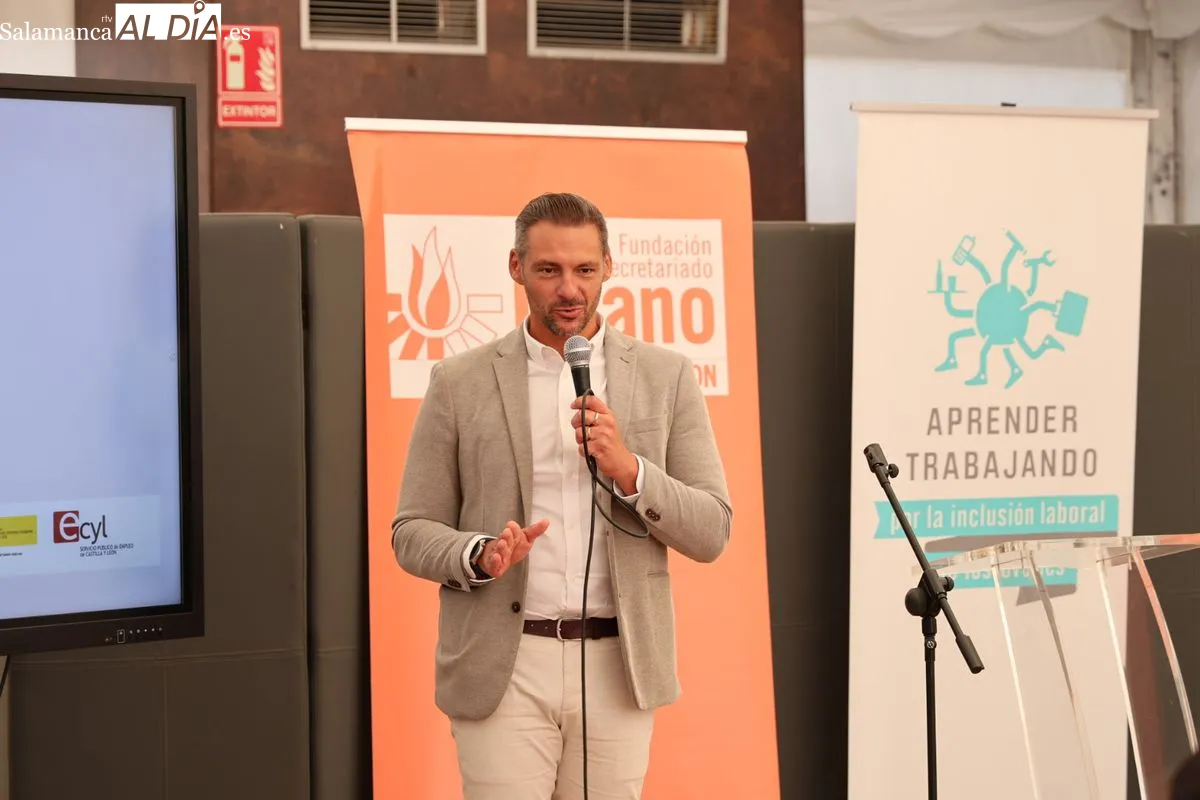 La Fundación Secretariado Gitano ha clausurado el programa de empleo 'Aprender Trabajando', en el que 32 jóvenes de Salamanca y Burgos se han formado en comercio y marketing. Foto de David Sañudo