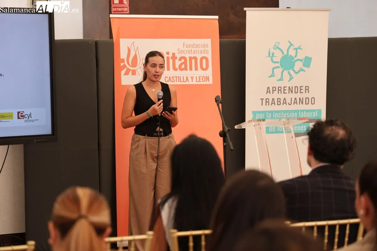 La Fundación Secretariado Gitano ha clausurado el programa de empleo 'Aprender Trabajando', en el que 32 jóvenes de Salamanca y Burgos se han formado en comercio y marketing. Foto de David Sañudo