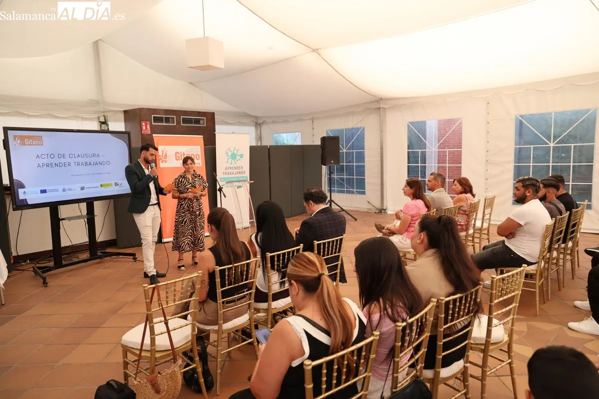 La Fundación Secretariado Gitano ha clausurado el programa de empleo 'Aprender Trabajando', en el que 32 jóvenes de Salamanca y Burgos se han formado en comercio y marketing. Foto de David Sañudo