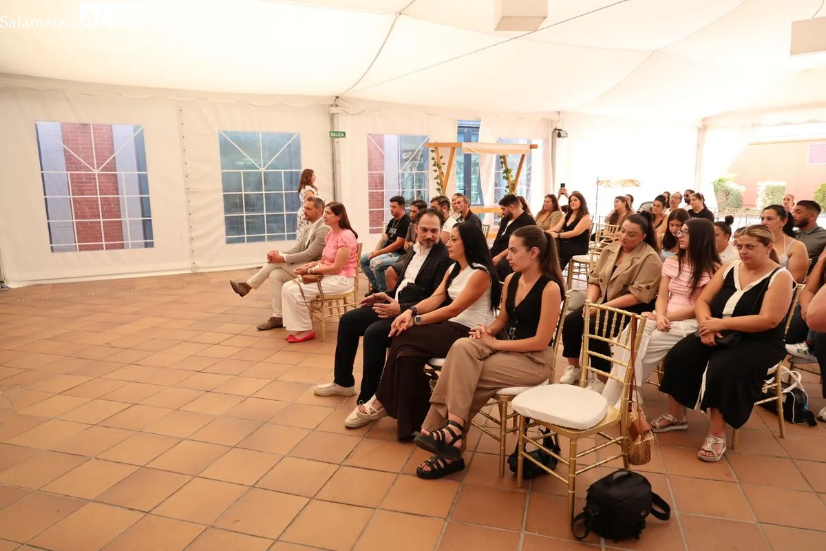 La Fundación Secretariado Gitano ha clausurado el programa de empleo 'Aprender Trabajando', en el que 32 jóvenes de Salamanca y Burgos se han formado en comercio y marketing. Foto de David Sañudo