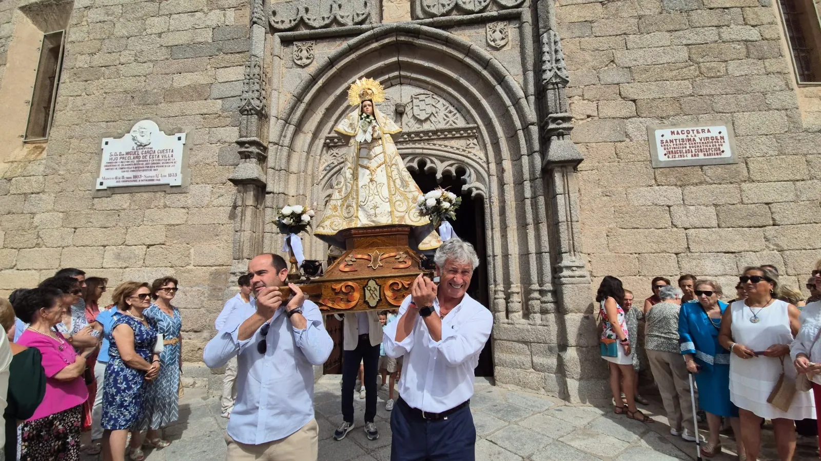 Foto 6 - La devoci&oacute;n por la Virgen de la Encina llena las calles de Macotera