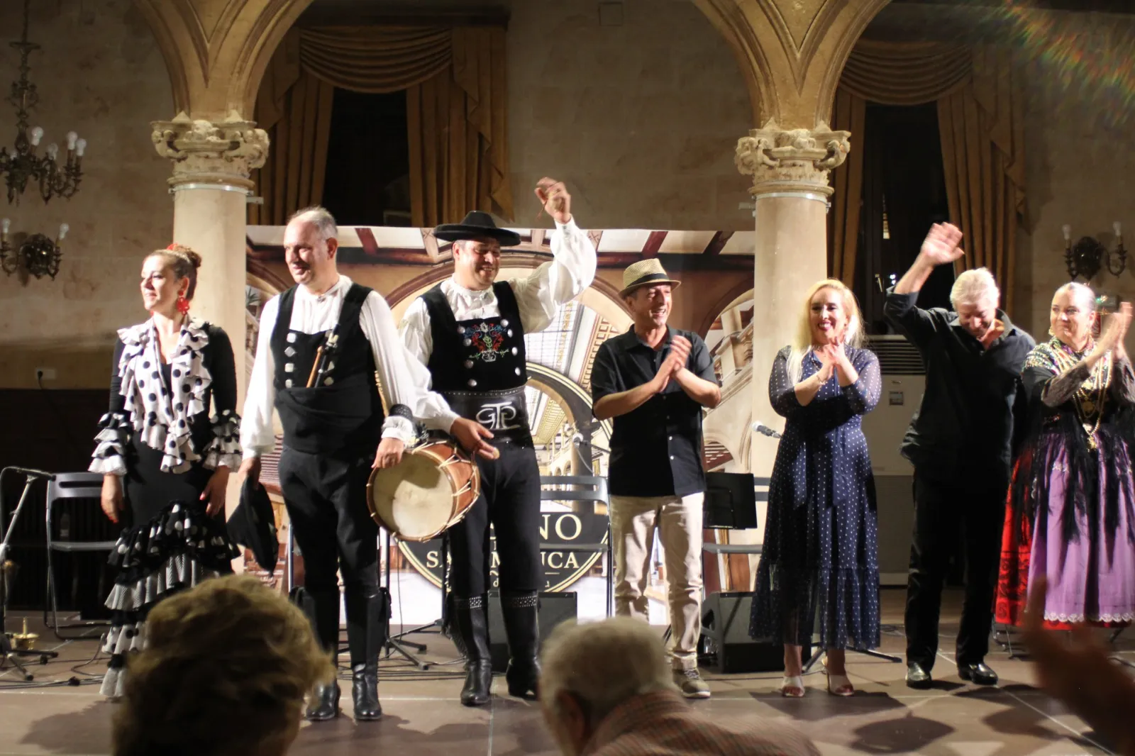 José Ramón Cid Cebrián y el grupo Charros y Gitanos ponen de pie al público de El Casino de Salamanca