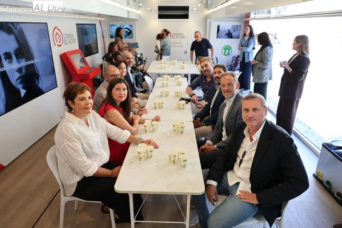 Salamanca acoge la ruta nacional de 'Cambia el filtro', un autobús solidario de la Fundación Mapfre y ASPACE para sensibilizar sobre la discapacidad intelectual. Foto David Sañudo