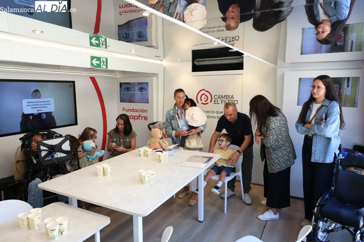 Salamanca acoge la ruta nacional de 'Cambia el filtro', un autobús solidario de la Fundación Mapfre y ASPACE para sensibilizar sobre la discapacidad intelectual. Foto David Sañudo