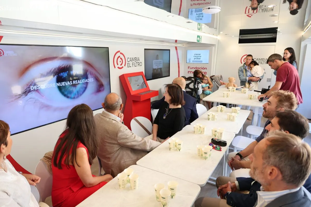 Salamanca acoge la ruta nacional de 'Cambia el filtro', un autobús solidario de la Fundación Mapfre y ASPACE para sensibilizar sobre la discapacidad intelectual. Foto David Sañudo