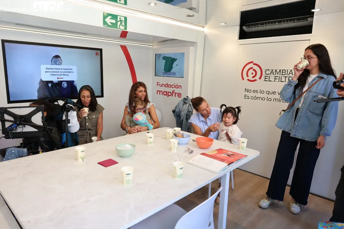 Salamanca acoge la ruta nacional de 'Cambia el filtro', un autobús solidario de la Fundación Mapfre y ASPACE para sensibilizar sobre la discapacidad intelectual. Foto David Sañudo