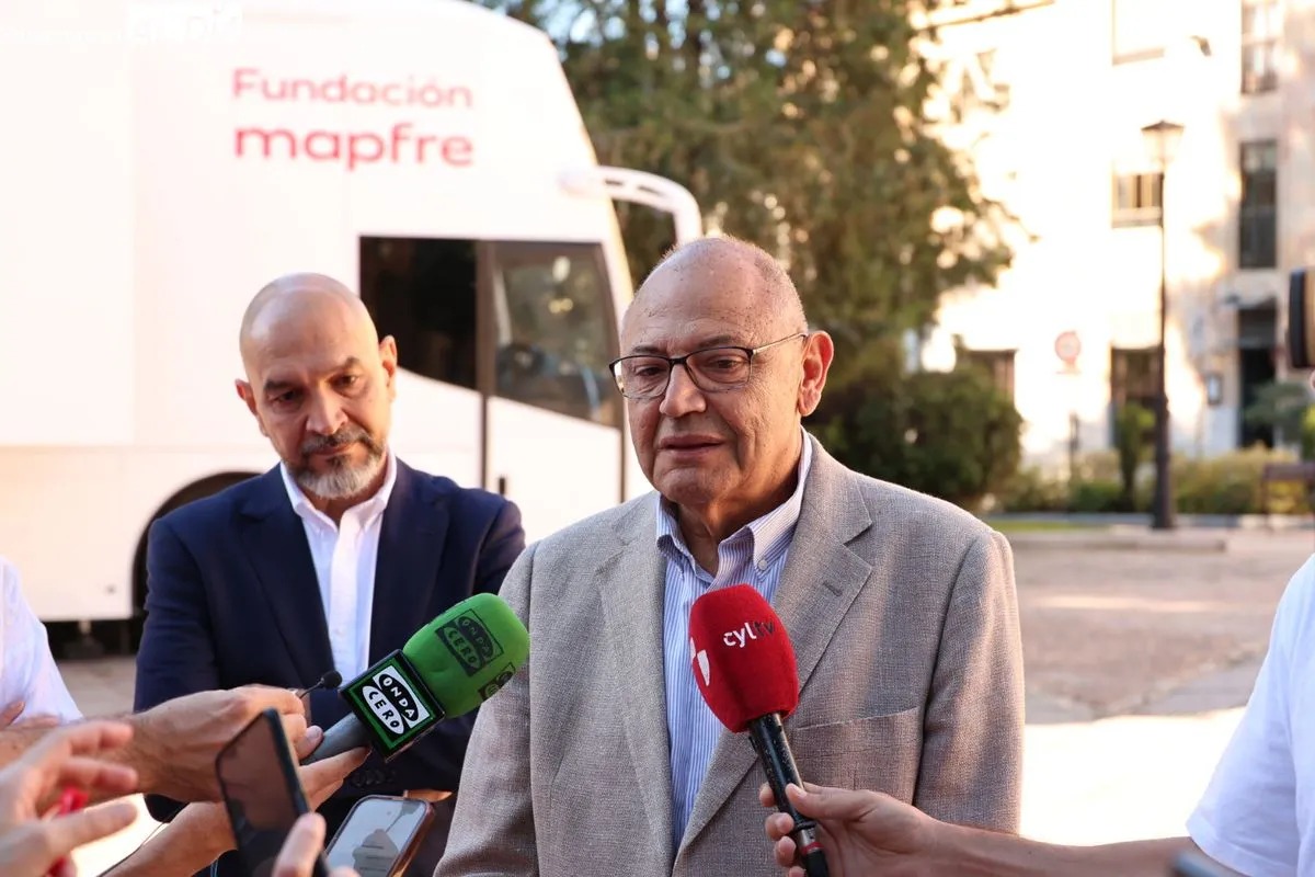 Salamanca acoge la ruta nacional de 'Cambia el filtro', un autobús solidario de la Fundación Mapfre y ASPACE para sensibilizar sobre la discapacidad intelectual. Foto David Sañudo