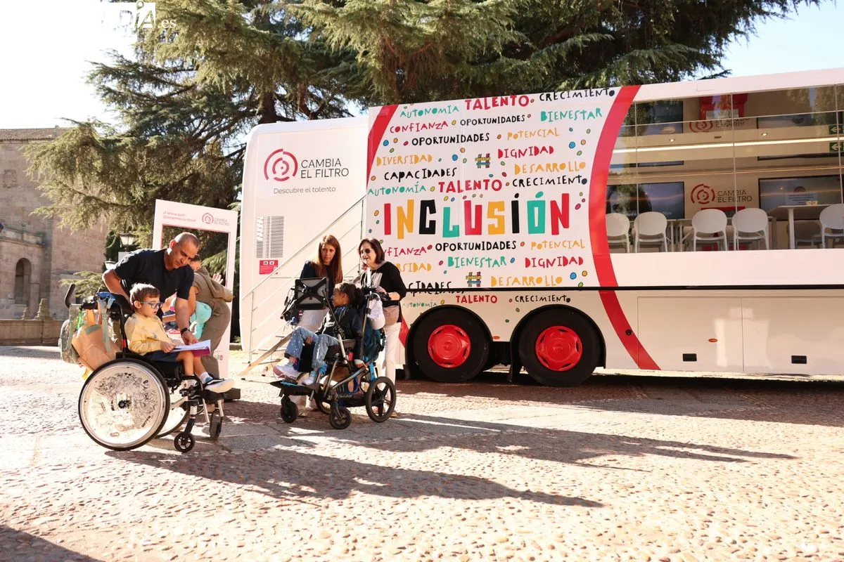 Salamanca acoge la ruta nacional de 'Cambia el filtro', un autobús solidario de la Fundación Mapfre y ASPACE para sensibilizar sobre la discapacidad intelectual. Foto David Sañudo