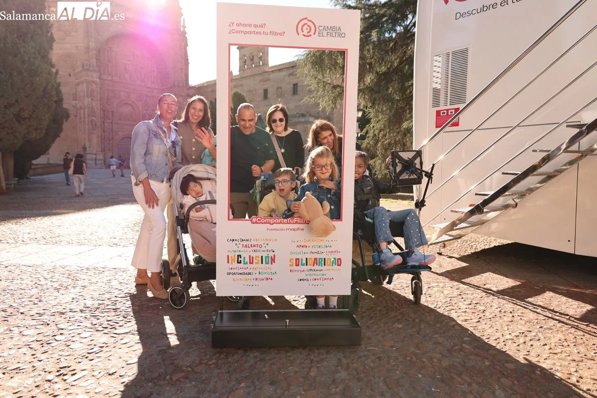 Salamanca acoge la ruta nacional de 'Cambia el filtro', un autobús solidario de la Fundación Mapfre y ASPACE para sensibilizar sobre la discapacidad intelectual. Foto David Sañudo