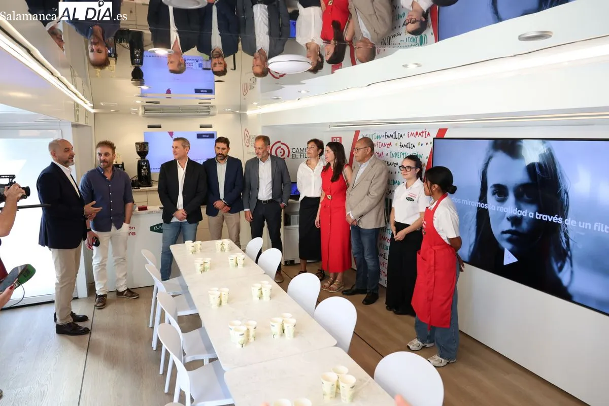 Salamanca acoge la ruta nacional de 'Cambia el filtro', un autobús solidario de la Fundación Mapfre y ASPACE para sensibilizar sobre la discapacidad intelectual. Foto David Sañudo