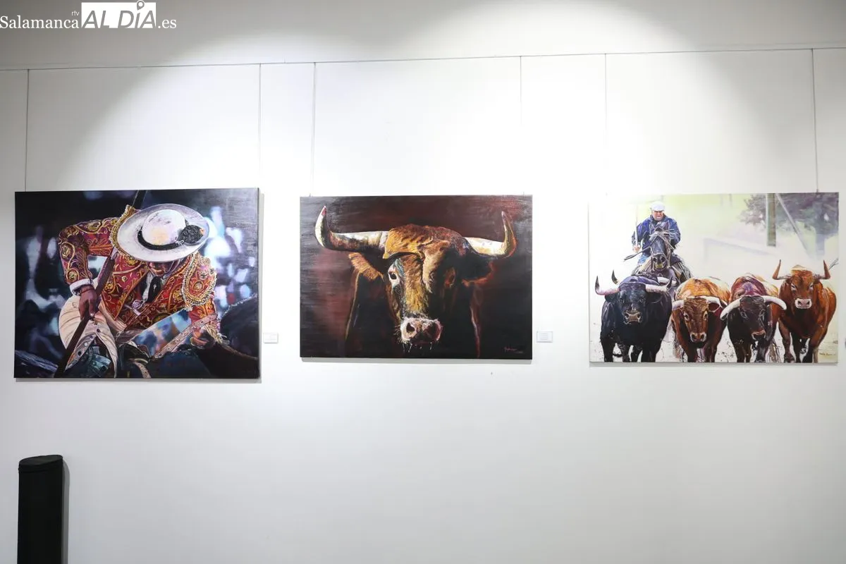 La pintura taurina hiperrealista de Menchu Marcos sorprende en el Casino de Salamanca. Foto de David Sañudo