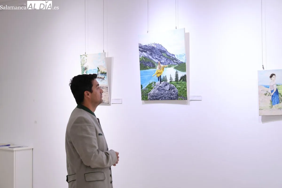 La calma de la naturaleza inspira la primera exposición de la artista Susette, que puede verse en el Espacio Joven. Foto de David Sañudo