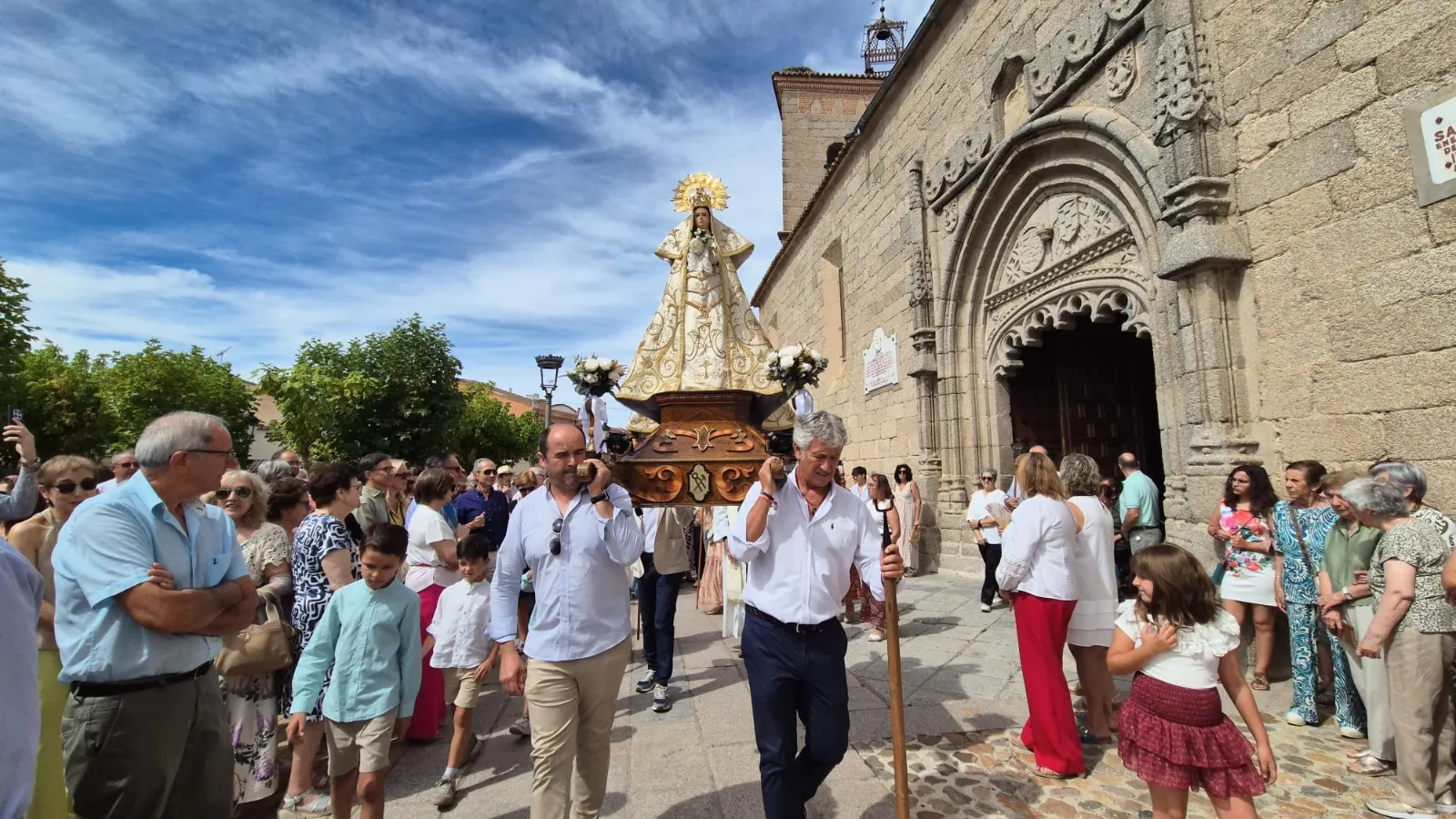 Foto 5 - La devoci&oacute;n por la Virgen de la Encina llena las calles de Macotera