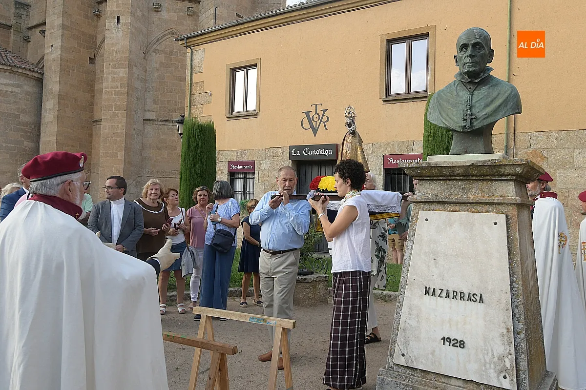 Familia Mazarrasa homenaje Obispo