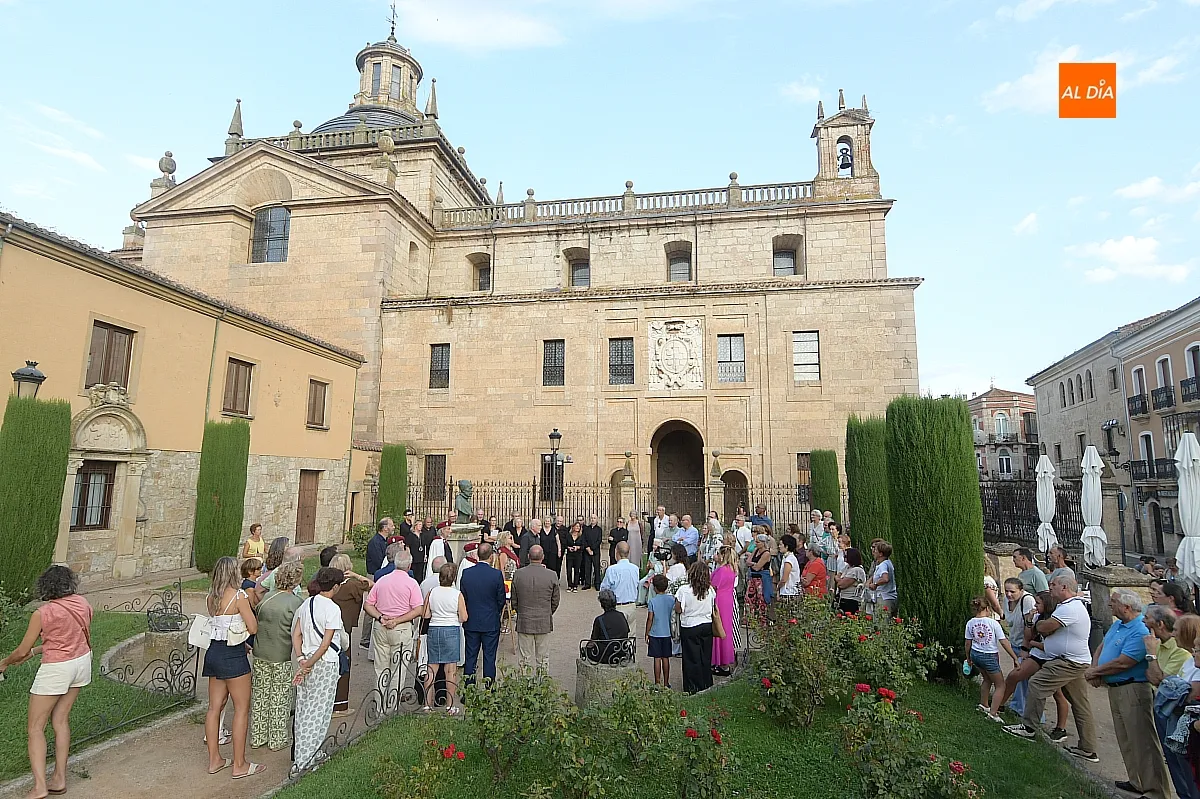 Familia Mazarrasa homenaje Obispo