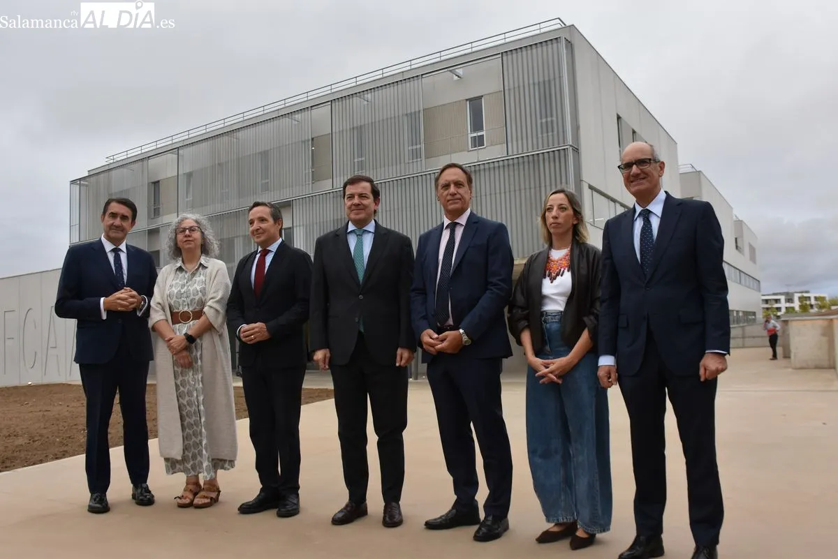 Alfonso Fernández Mañueco visita la nueva facultad de Ciencias Ambientales de la USAL