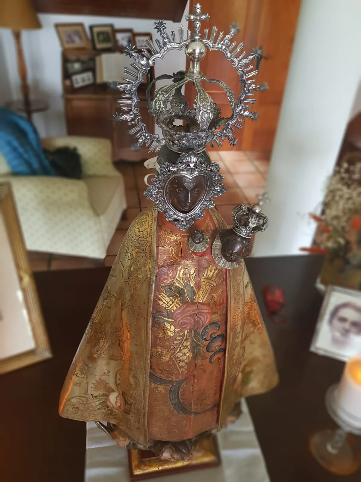 Copia exacta de imagen de la Virgen de La Peña de Francia realizada por el maestro escultor de Salamanca Alfonso González, el año 1766.