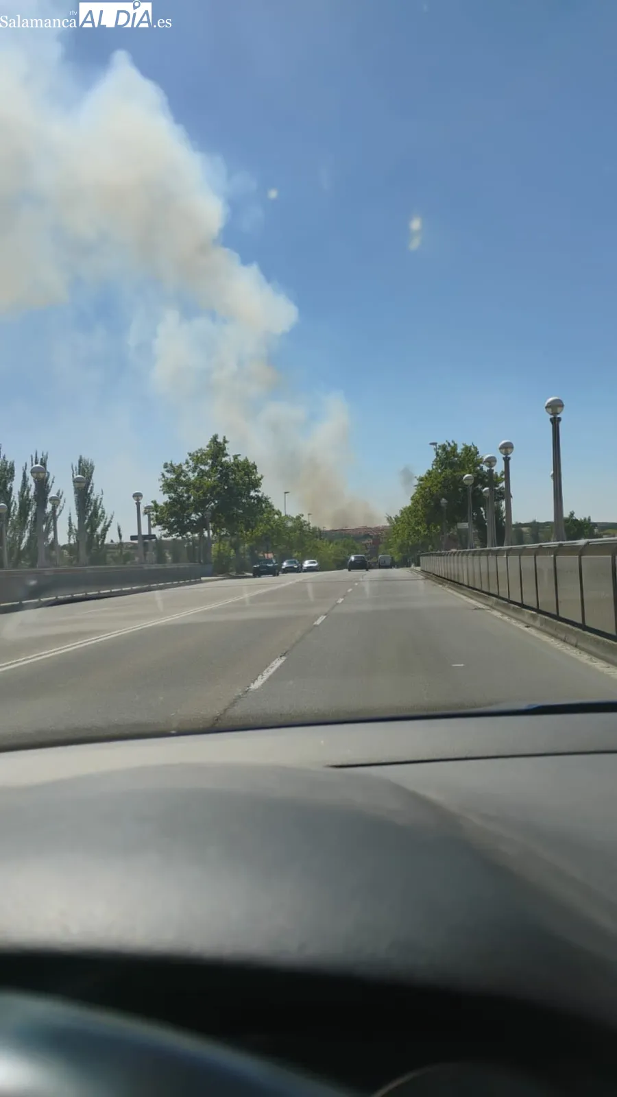 Un incendio en la zona de Vistahermosa provoca una gran columna de humo