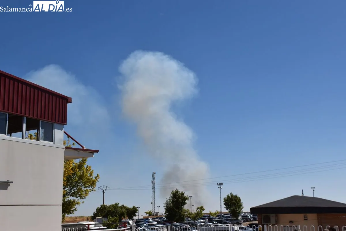 Un incendio en la zona de Vistahermosa provoca una gran columna de humo