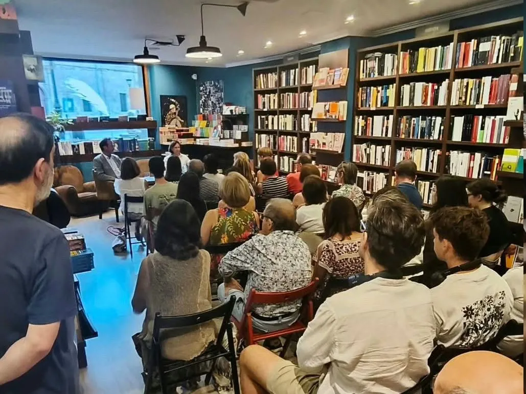 Marcos Giralt Torrente presenta en la Salamanca de su abuelo una novela sobre su familia. Fotografía de la Librería Letras Corsarias.