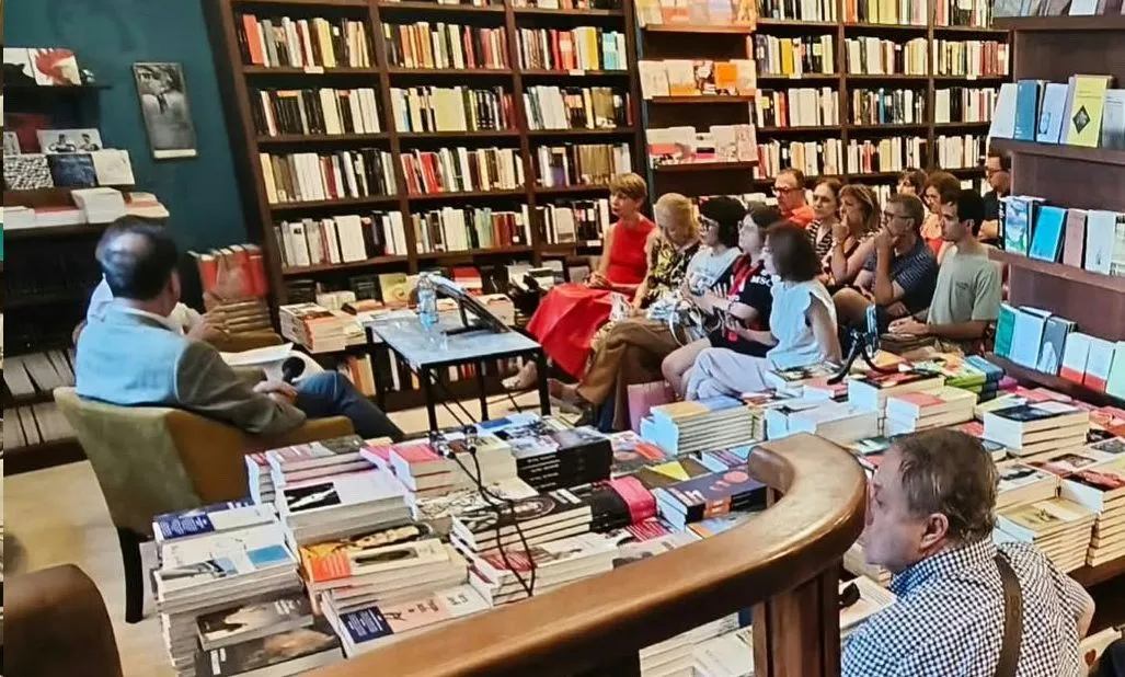 Marcos Giralt Torrente presenta en la Salamanca de su abuelo una novela sobre su familia. Fotografía de la Librería Letras Corsarias.