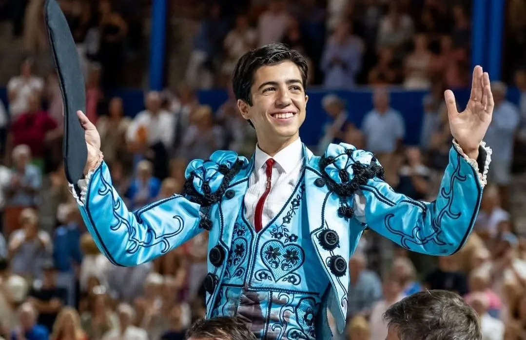 Triunfo de Marco Perez en Bayona Corrida Azul