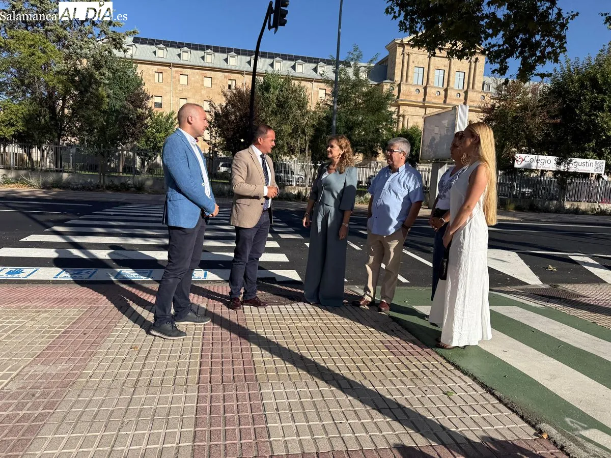 Novedades en los pasos de peatones cercanos a los colegios para evitar atropellos. Foto M. A. González